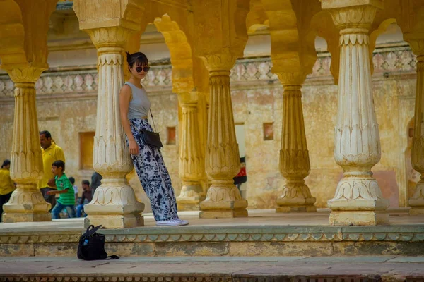 Amber, Hindistan - 19 Eylül 2017: kimliği belirsiz kadının içinde bir sütun bir binada yüksek temperatues üzerinden Amber, Hindistan sokaklarında dinlenme kapat