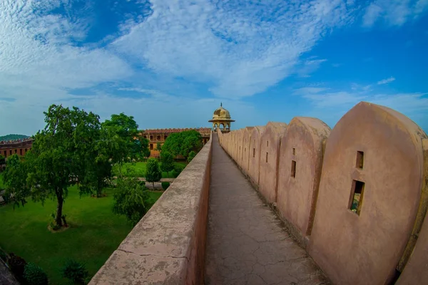 Amer, India - 19 settembre 2017: Primo piano di una ringhiera lapidata all'aperto nel palazzo di Amber Fort, situato ad Amer, Rajasthan, India — Foto Stock