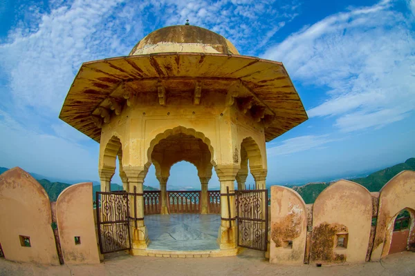 Amer, India - 19 settembre 2017: Bella vista di un balcone con una cupola gialla nel palazzo di Amber Fort, situato ad Amer, Rajasthan, India — Foto Stock