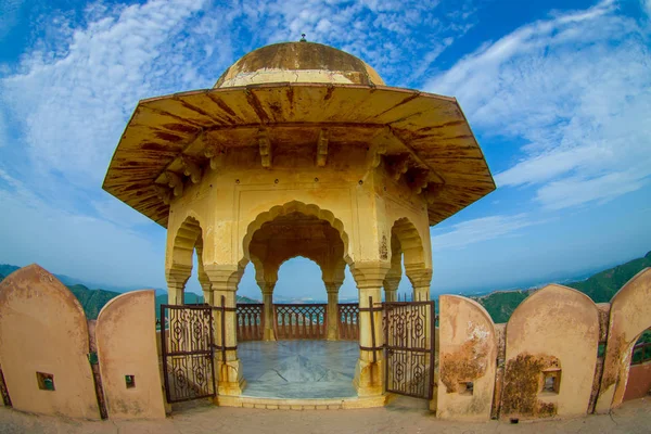 Amer, India - 19 September 2017: Prachtig uitzicht over een balkon met een gele koepel in Amber Fort paleis, gelegen in de Amer, Rajasthan, India — Stockfoto