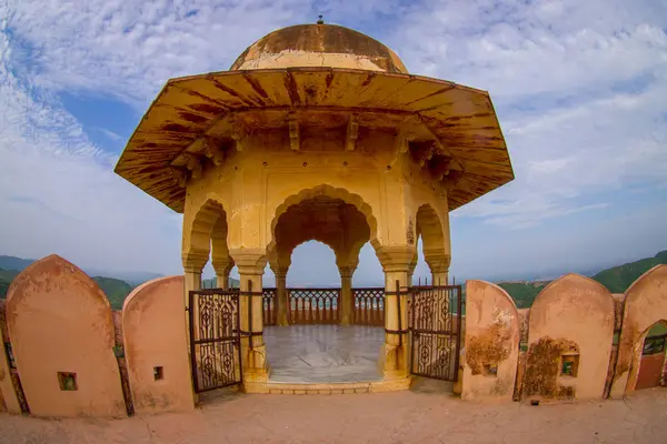 Amer, India - 19 settembre 2017: Bella vista di un balcone con una cupola gialla nel palazzo di Amber Fort, situato ad Amer, Rajasthan, India — Foto Stock