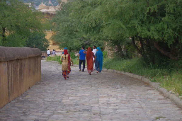Amer, Hindistan - 19 Eylül 2017: Amber Fort Jaipur, Rajasthan, Hindistan içinde şehirde sarhoş bir yolda yürürken tanımlanamayan kişi