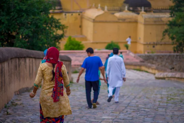 Amer, Hindistan - 19 Eylül 2017: Amber Fort Jaipur, Rajasthan, Hindistan içinde şehirde sarhoş bir yolda yürürken tanımlanamayan kişi