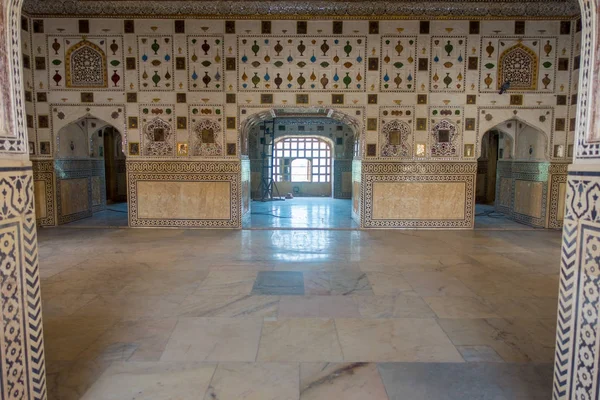 Amber, India - 19 September 2017: Mooie interieur mughal architectonische details binnenkant van Amber Fort paleis in India — Stockfoto