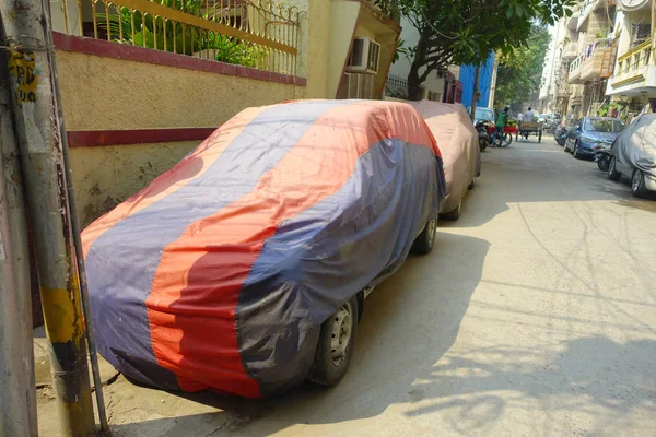 İn yakın park etmiş bir araba büyük bir kumaş rengi kırmızı ve mavi ile yakınındaki Laxminarayan Tapınağı kaplı bir Delhi, Hindistan tapınaktır