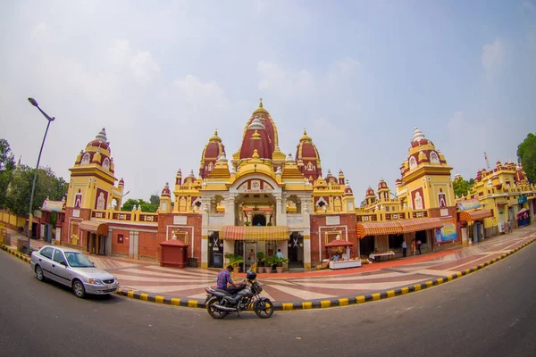 Amer, Ινδία - 26 Σεπτεμβρίου 2017: Η πανέμορφη θέα του ναού Laxminarayan, με μερικές μοτοσικλέτες και τα αυτοκίνητα που κινούνται μπροστά, είναι ένας ναός στο Δελχί, Ινδία — Φωτογραφία Αρχείου
