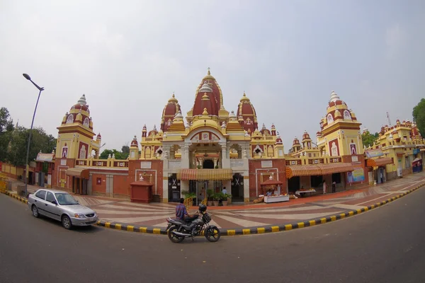 Amer, India - 26 settembre 2017: Bella vista del Tempio di Laxminarayan, con alcune moto e auto che si muovono di fronte, è un tempio a Delhi, India — Foto Stock