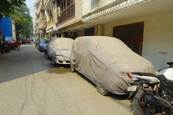 İn yakın park etmiş bir araba büyük bir kumaş rengi kırmızı ve mavi ile yakınındaki Laxminarayan Tapınağı kaplı bir Delhi, Hindistan tapınaktır