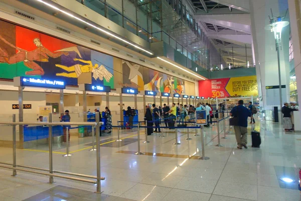 Delhi, India - 19 September 2017: Niet-geïdentificeerde mensen in de lijn van visum herziening in de internationale luchthaven van Delhi en de menigte, Indira Gandhi International Airport is de drukste in 32th de — Stockfoto