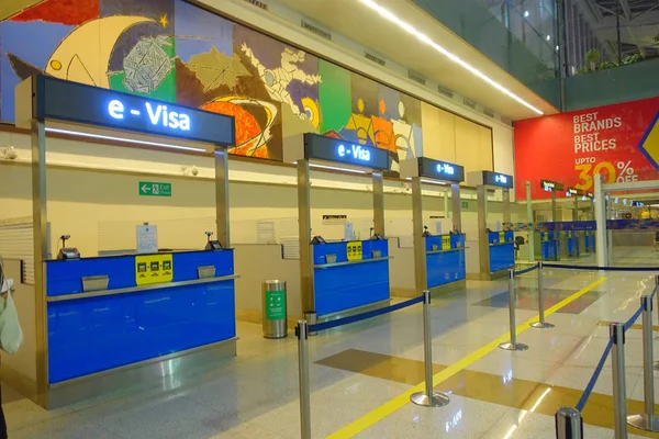 Delhi, India - 19 September 2017: Lege hutten van herziening visum met geen mensen in de regel in de internationale luchthaven van Delhi en de menigte, Indira Gandhi International Airport is de drukste in 32th — Stockfoto