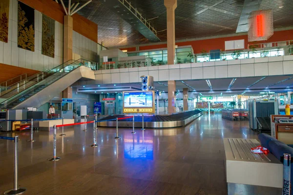 Delhi, India - 19 September 2017: Indoor weergave van de big band waar de bagage kwam in de internationale luchthaven van Delhi, Indira Gandhi International Airport is de drukste 32th in de wereld — Stockfoto