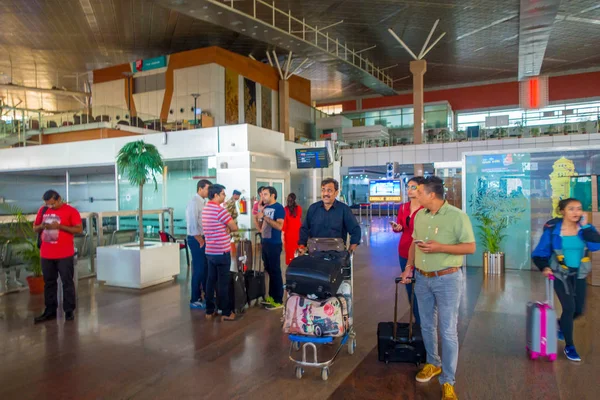 DELHI, INDIA - SEPTEMBER 19, 2017: Unidentified people waiting for their luggage in the the big band in the International Airport of Delhi and crowd, Indira Gandhi International Airport is the 32th — Stock Photo, Image