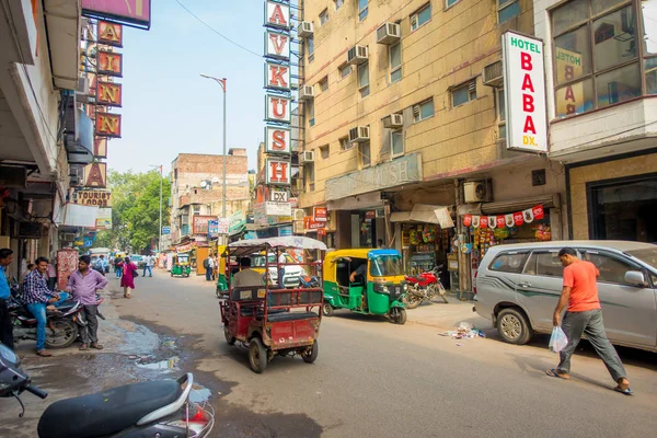 Delhi, Hindistan - 19 Eylül 2017: Meşgul Hint sokak pazar Yeni Delhi, Hindistan. Delhis nüfus 18 milyonu aştı