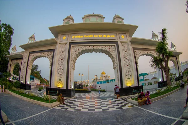 Індія - 19 вересня 2017: Великий білий ворота enter Ґурдвара Банґла-Сагіб сикхів храм, розташований в Нью-Делі, Індія, риби очі ефект — стокове фото