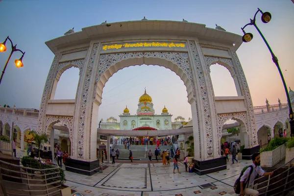 Delhi, India - 19 September 2017: Niet-geïdentificeerde mensen op de enter van Gurdwara Bangla Sahib Sikh tempel, in New Delhi, India, vis ogen effect — Stockfoto