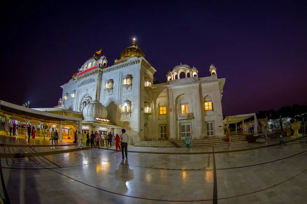 Delhi, India - 19 September 2017: Niet-geïdentificeerde mensen lopen voor de beroemde Sikh gurdwara gouden tempel Harmandir Sahib in India — Stockfoto