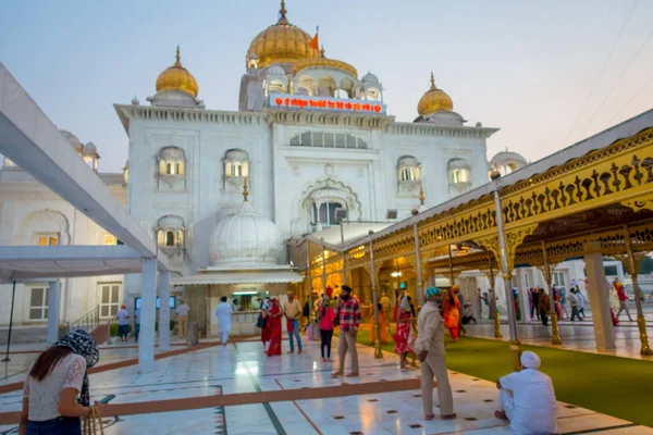 Delhi, India - 19 September 2017: Niet-geïdentificeerde mensen lopen op het plein tegenover het beroemde Sikh gurdwara gouden tempel Harmandir Sahib in India — Stockfoto