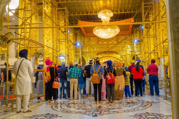 DELHI, INDIA - 19 SETTEMBRE 2017: Bellissime mura dorate all'interno del tempio con una folla di persone all'interno del Tempio d'Oro Sikh gurdwara Harmandir Sahib, in India — Foto Stock