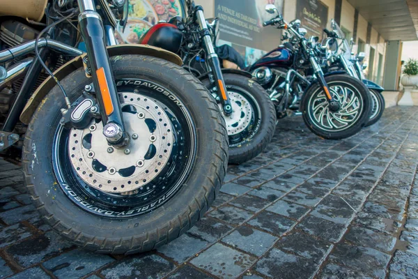 DELHI, INDE - 19 SEPTEMBRE 2017 : Gros plan sur la roue de la moto Harley Davidson dans les sreets de Delhi Royal Enfield Motorcycle, voyageant à Delhi — Photo