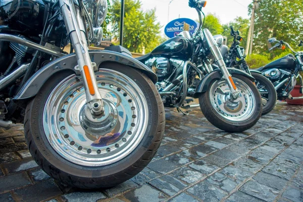 DELHI, INDE - 19 SEPTEMBRE 2017 : Gros plan sur la roue de la moto Harley Davidson dans les sreets de Delhi Royal Enfield Motorcycle, voyageant à Delhi — Photo