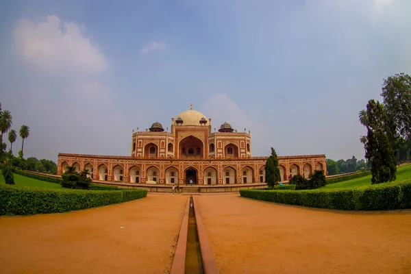 DELHI, INDIA - 19 DE SEPTIEMBRE DE 2017: Hermosa vista de la Tumba de Humayun, Delhi, India. Patrimonio de la Humanidad por la UNESCO, es la tumba del emperador mogol Humayun, efecto ojo de pez —  Fotos de Stock