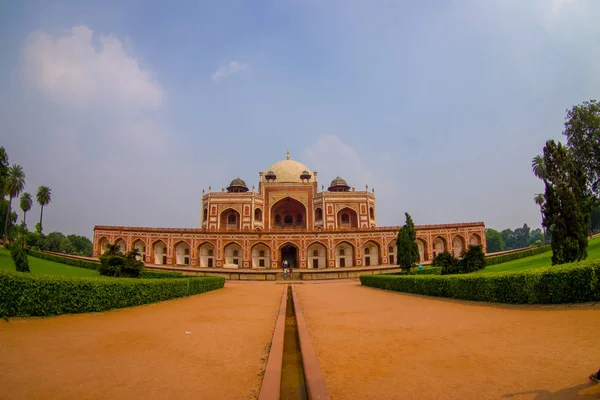 DELHI, INDIA - 19 DE SEPTIEMBRE DE 2017: Hermosa vista de la Tumba de Humayun, Delhi, India. Patrimonio de la Humanidad por la UNESCO, es la tumba del emperador mogol Humayun, efecto ojo de pez —  Fotos de Stock