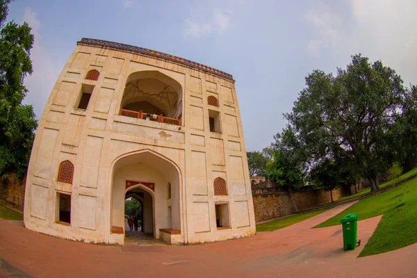 DELHI, INDIA - 19 SETTEMBRE 2017: Bella veduta della tomba Humayun, Delhi, India. Patrimonio Mondiale dell'UNESCO, è la tomba dell'imperatore mughal Humayun, effetto occhi di pesce — Foto Stock