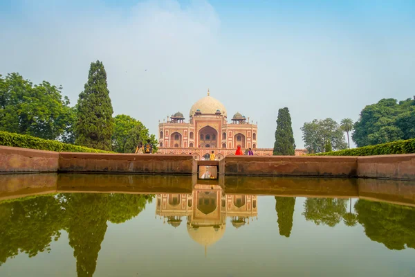 DELHI, INDIA - 19 DE SEPTIEMBRE DE 2017: Personas no identificadas caminando frente a una fuente artificial con una tumba del rey magnate Humayuns reflejada en el agua, en Nueva Delhi India —  Fotos de Stock