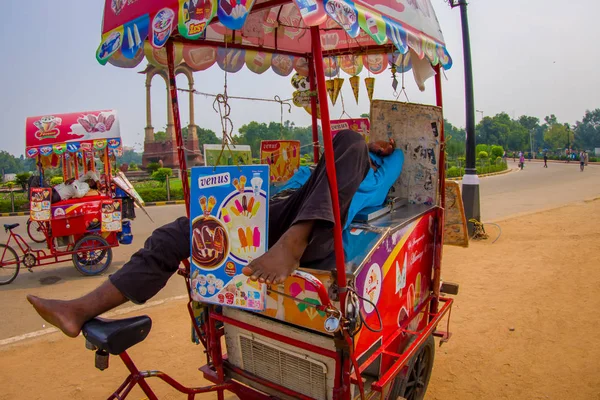 DELHI, INDIA - 26 DE SEPTIEMBRE DE 2017: Carritos coloridos venden bebidas y helados agrupados alrededor de la Puerta de la India en Delhi, India — Foto de Stock