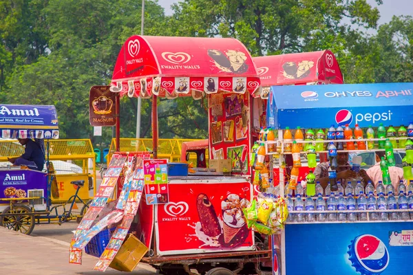 Delhi, India - 16 September 2017: Kleurrijke karren verkopen drankjes en ijsjes geclusterd in de straten van Delhi, India — Stockfoto