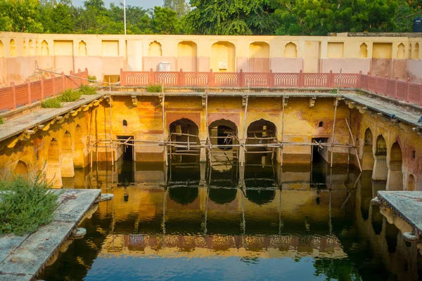 Jaipur, India - 20 September 2017: Oude tempel weerspiegeld in het water, de Galta-ji tempel Jaipur Rajasthan — Stockfoto
