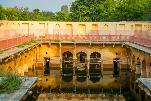 Τζαϊπούρ, Ινδία - 20 Σεπτεμβρίου 2017: Παλιό ναό που αντανακλάται στο νερό, Galta ji ναός Τζαϊπούρ Ρατζαστάν — Φωτογραφία Αρχείου