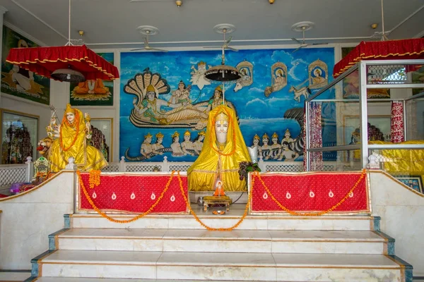 JAIPUR, INDIA - 19 SETTEMBRE 2017: Vista interna di un tempio Dea Kali Ma e Dio Bhairav Murti nel tempio locale di Jaipur. Statue di Dei indù e Dea nel Rajasthan — Foto Stock