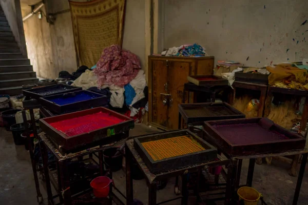 JAIPUR, INDIA - 19 DE SEPTIEMBRE DE 2017: Primer plano de un cuadrado de madera con colores variados de pintura, utilizado para Textil en la India. Proceso tradicional de impresión en bloque en Jaipur India. Centro de — Foto de Stock