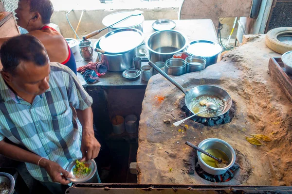 Jaipur, Hindistan - 20 Eylül 2017: Hint Gıda Mutfak Jaipur, Hindistan yanlarında, bazı malzeme ile ahşap bir masa üzerinde yemek kimliği belirsiz iki kişi