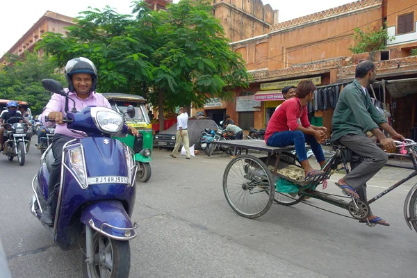 DELHI, INDE - 19 SEPTEMBRE 2017 : Homme non identifié chevauchant la moto dans les rues de paharganj, il y a de nombreux séjours touristiques dans la région de delhi en Inde — Photo