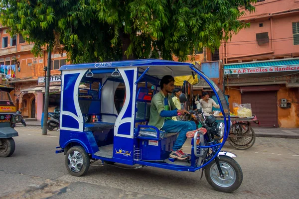Delhi, Indie - 19 września 2017: Autorickshaw blue w ulicy, paharganj. Istnieje wiele turystycznych nocleg w tej dziedzinie w delhi w Indiach — Zdjęcie stockowe
