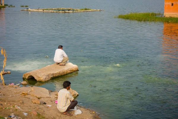 JAIPUR, INDIA - 20 DE SEPTIEMBRE DE 2017: Hombres no identificados disfrutando en la frontera del lago el hermoso Palacio de Agua de Jal Mahal en el lago Man Sagar en Jaipur, Rajastán, India —  Fotos de Stock