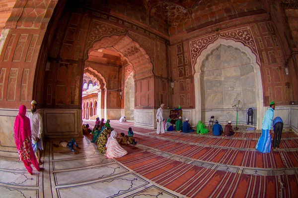 Dillí, Indie - 27 září 2017: Lidi modlí v mešitě Jama Masjid uvnitř chrámu v Dillí, Indie, rybí oko efekt — Stock fotografie
