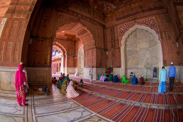 Delhi, India - 27 settembre 2017: Le persone che pregano alla Moschea Jama Masjid all'interno del tempio di Delhi, India, effetto occhi di pesce — Foto Stock