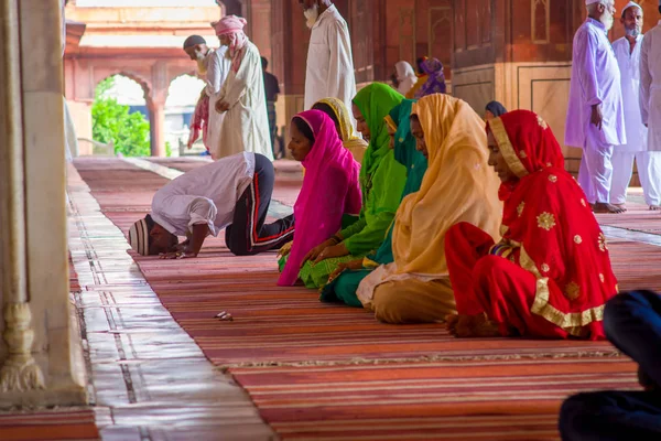 Delhi, Hindistan - 27 Eylül 2017: yerde oturan ve tapınağın Delhi içinde Jama Mescidi camide dua hijab giyen kadınların tanımlanamayan grubunun yakın çekim