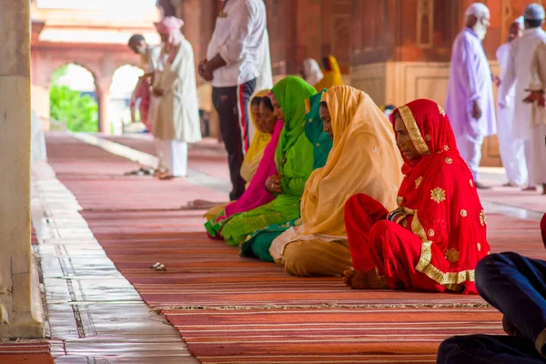 Delhi, Hindistan - 27 Eylül 2017: yerde oturan ve tapınağın Delhi içinde Jama Mescidi camide dua hijab giyen kadınların tanımlanamayan grubunun yakın çekim