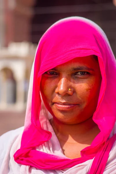 Jaipur, India - September 19, 2017: Portrait of a beautiful Indian woman with a pink hiyab, on the streets of Jaipur, India — Stock Photo, Image