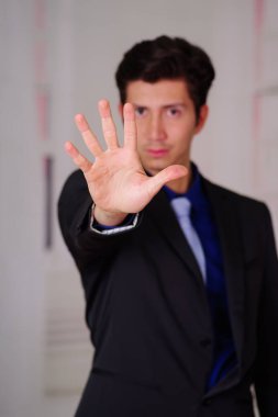 Onun önünde, bulanık bir arka planda gösteren onun açık bir el ile bir takım elbise patronu yakın çekim