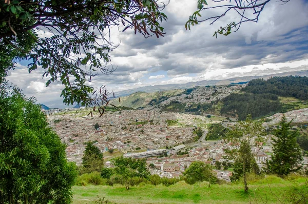 Prachtig uitzicht over het historische centrum van Quito, Ecuador — Stockfoto