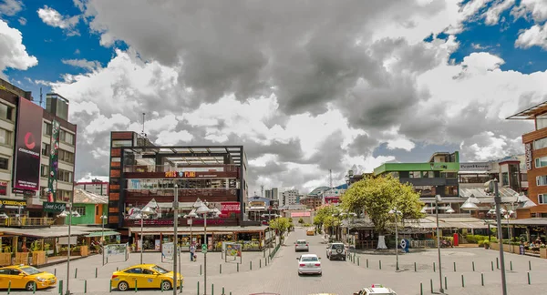 Quito, Ekvator - 10 Eylül 2017: Mariscal güzel manzarasına foch plaza bazı binalar, arabalar ve insanlar Quito şehir içinde — Stok fotoğraf