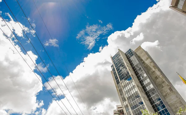 QUITO, ECUADOR - 10 DE SEPTIEMBRE DE 2017: Hermoso día soleado con cielo azul, con algunos edificios en la ciudad de Quito — Foto de Stock