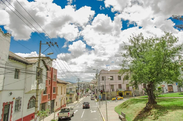 QUITO, ECUADOR - 10 DE SEPTIEMBRE DE 2017: Hermoso día soleado con algunas casas coloniales, ubicadas en la ciudad de Quito —  Fotos de Stock