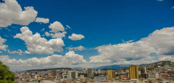 Quito, Ecuador - 10 September 2017: Panoramisch uitzicht over de stad van Quito in een mooie zonnige dag in de stad van Quito — Stockfoto