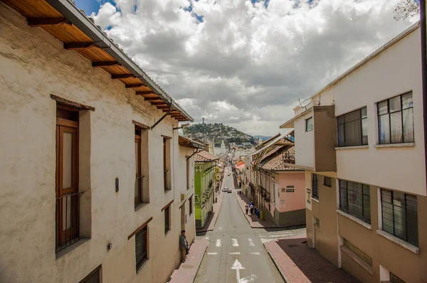 QUITO, ECUADOR - 10 DE SEPTIEMBRE DE 2017: Hermosa vista de las casas coloniales, con la estatua de panecito en la cima de la montaña, ubicada en la ciudad de Quito — Foto de Stock